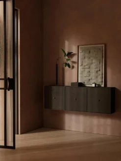 Wandkast van hout en metaal