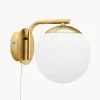 Wandlamp Grant met stekker van opaalglas