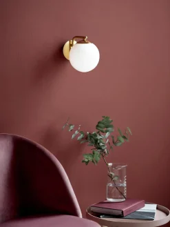 Wandlamp Grant met stekker van opaalglas