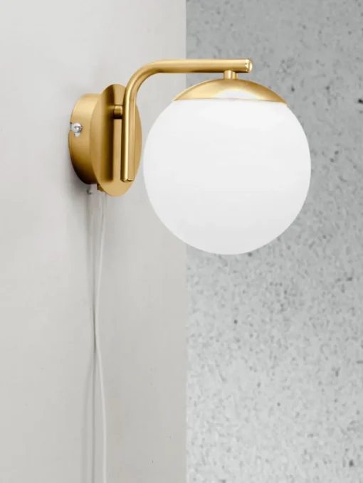 Wandlamp Grant met stekker van opaalglas