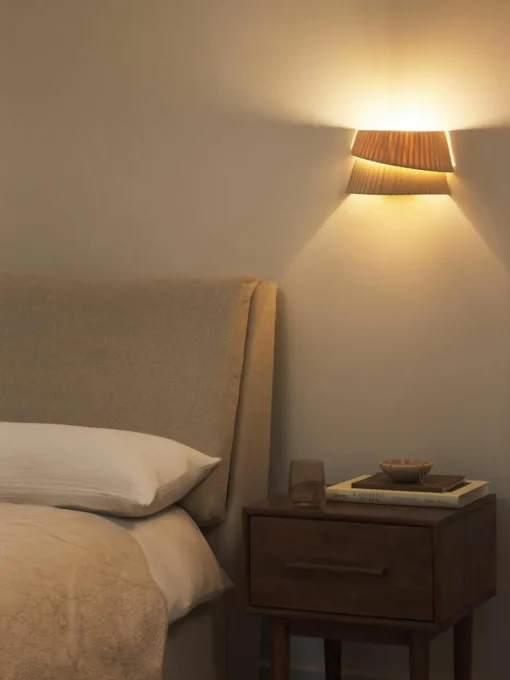 Wandlamp Nyla met asymmetrische lampenkap