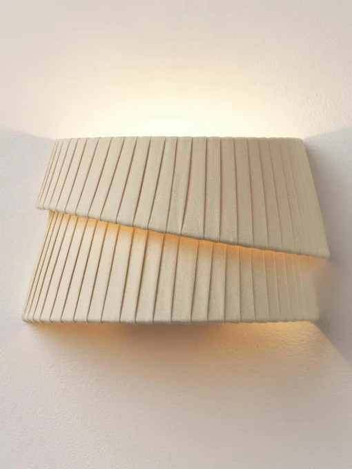 Wandlamp Nyla met asymmetrische lampenkap