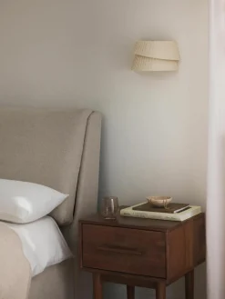 Wandlamp Nyla met asymmetrische lampenkap