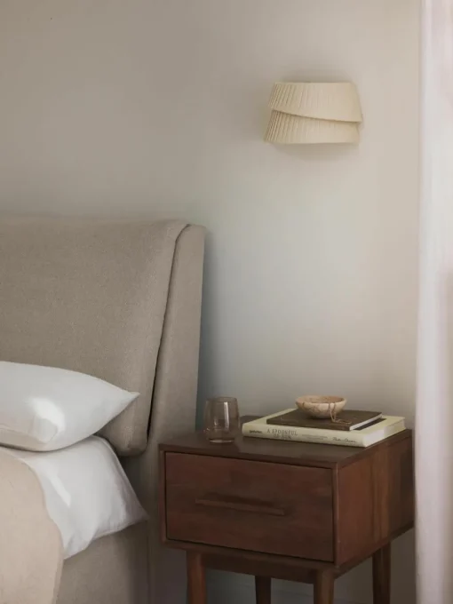 Wandlamp Nyla met asymmetrische lampenkap