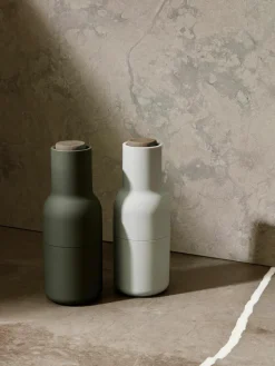 Zout- en pepermolen Bottle Grinder met walnootdeksel, set van 2