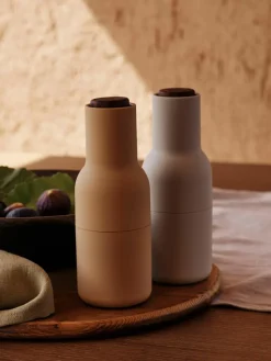 Zout- en pepermolen Bottle Grinder met walnootdeksel, set van 2