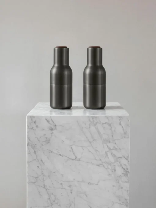 Zout- en pepermolen Bottle Grinder met walnootdeksel, set van 2