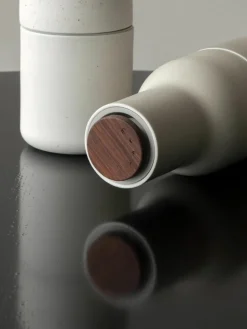 Zout- en pepermolen Bottle Grinder met walnootdeksel, set van 2