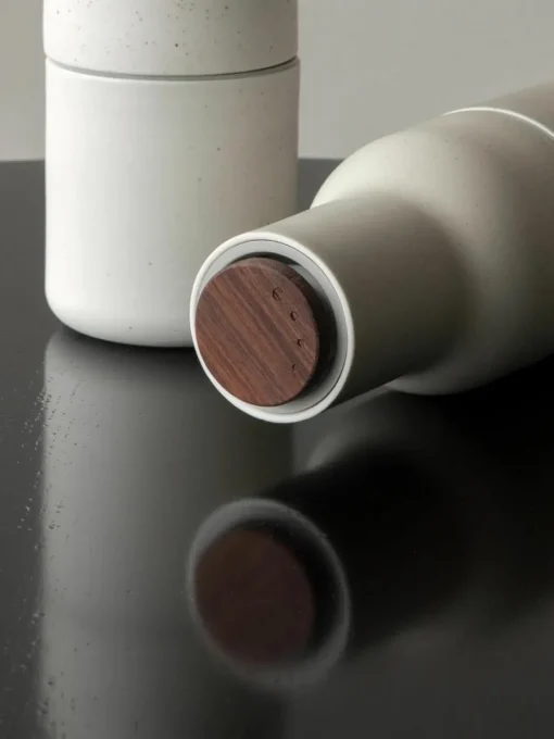 Zout- en pepermolen Bottle Grinder met walnootdeksel, set van 2