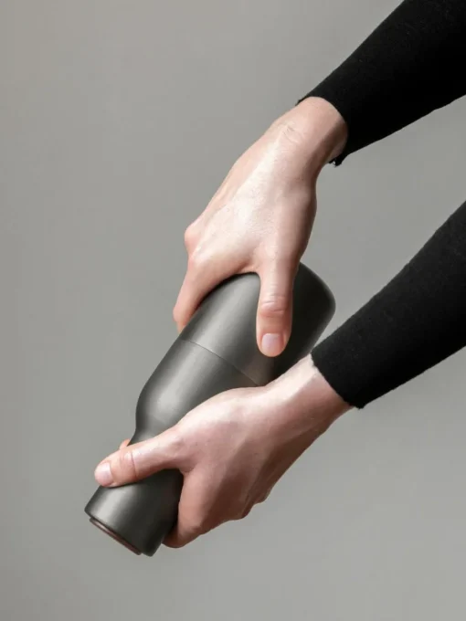 Zout- en pepermolen Bottle Grinder met walnootdeksel, set van 2