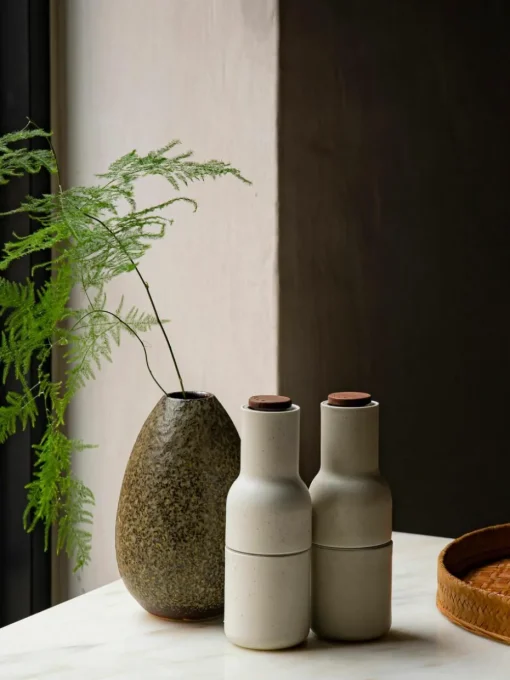 Zout- en pepermolen Bottle Grinder met walnootdeksel, set van 2