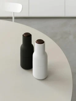 Zout- en pepermolen Bottle Grinder met walnootdeksel, set van 2